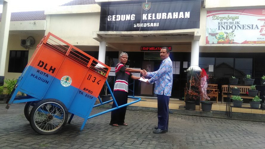 Penyerahan Gerobak Sampah